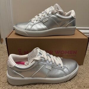 Ryka Viv Classic Sneaker Silver‎ Size 6 Wide Lifestyle